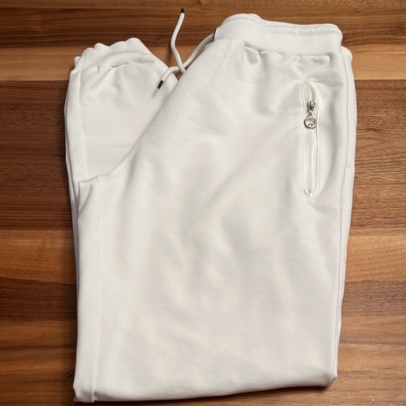 NWOT Ouber Joggers pants
Excellent Condition
Size M.
Pockets.
#653 - Picture 2 of 10